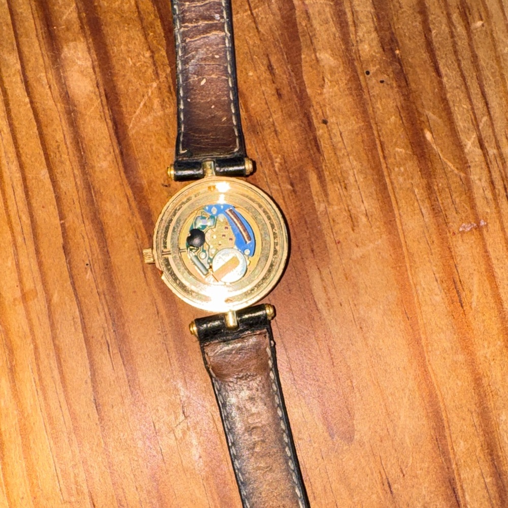Gucci Men's Watch with Black Strap and Gold Accents - Picture 5 of 6